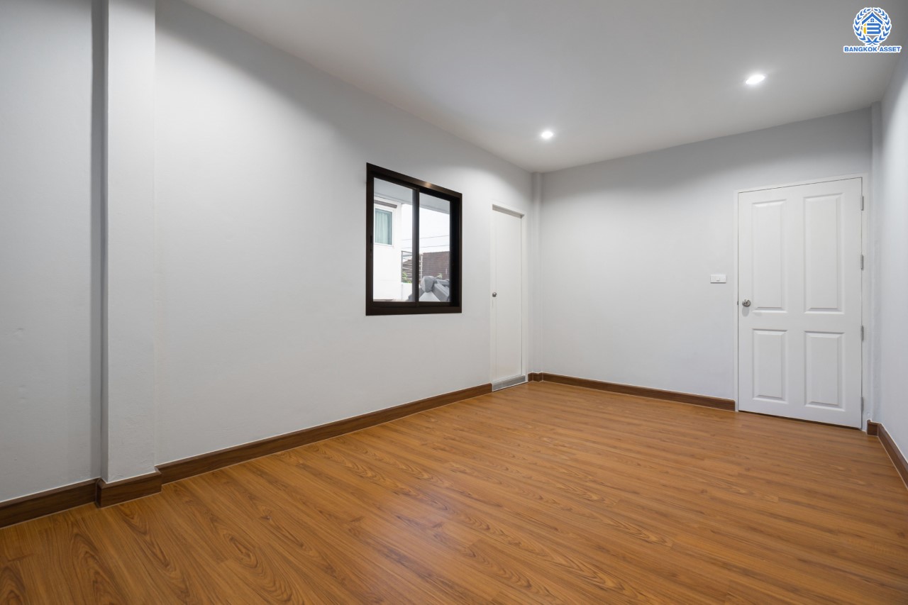 บ้านมือสองตกแต่งใหม่ ม.ดอนเมืองวิลล่า2 เพิ่มสิน บ้านเดี่ยวหลังใหญ่ เนื้อที่ 60 ตร.ว. ฟังก์ชัน 4 ห้องนอน 2 ห้องน้ำ จอดรถได้ 2 คัน บนทำเลเดินทางสะดวก เชื่อมต่อถ.สายไหม, ถ.พหลโยธิน ใกล้รถไฟฟ้าสายสีเขียว "สถานีสะพานใหม่" และทางด่วน "ฉลองรัช" รายล้อมด้วยสิ่งอำนวยความสะดวกครบครัน